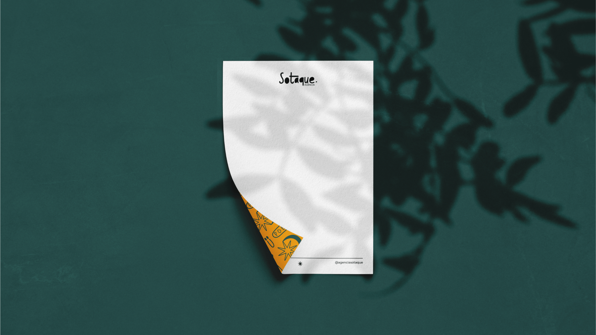 Logotipo da Agência Sotaque em tons contrastantes, refletindo a brasilidade e a essência criativa da marca.